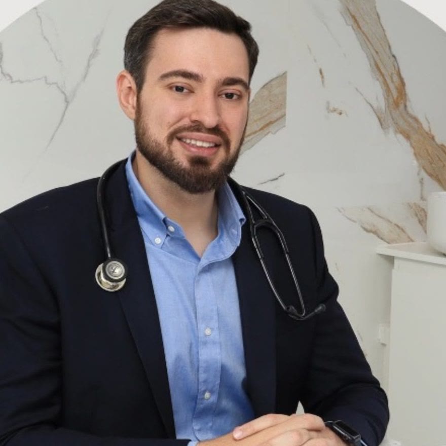 Dr. Henrique Dalmolin, reumatologista, no consultório em Moema