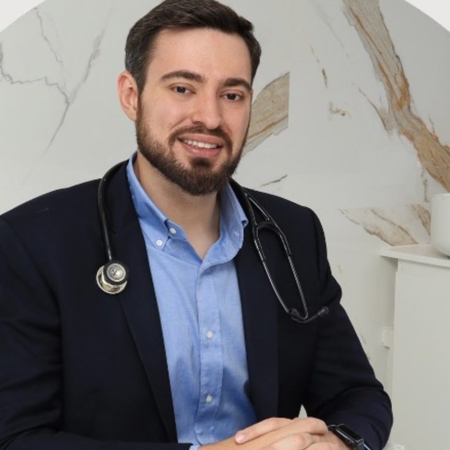 Dr. Henrique Dalmolin, reumatologista, no consultório em Moema