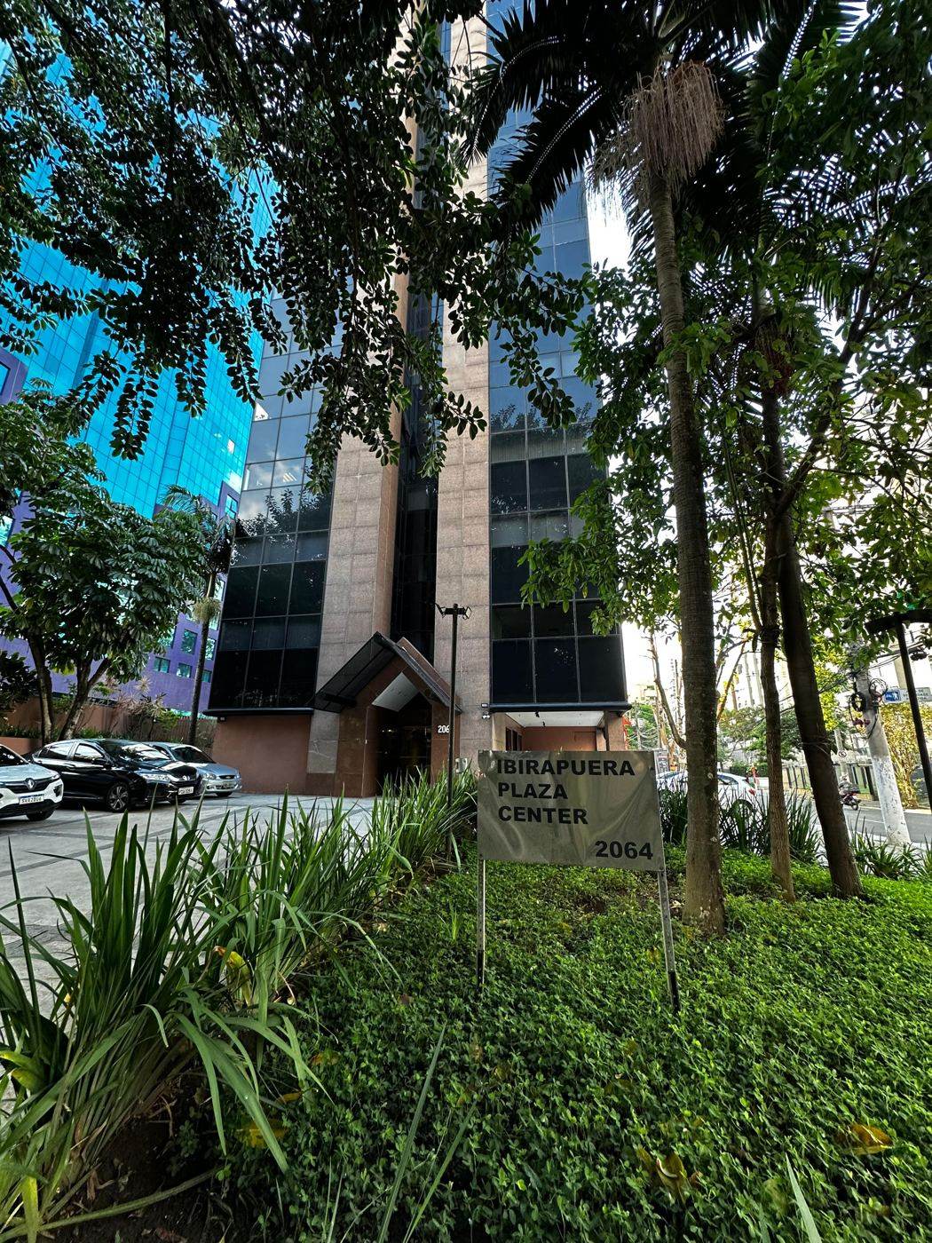 Fachada do Ibirapuera Plaza Center, Avenida Ibirapuera 2064, em Moema