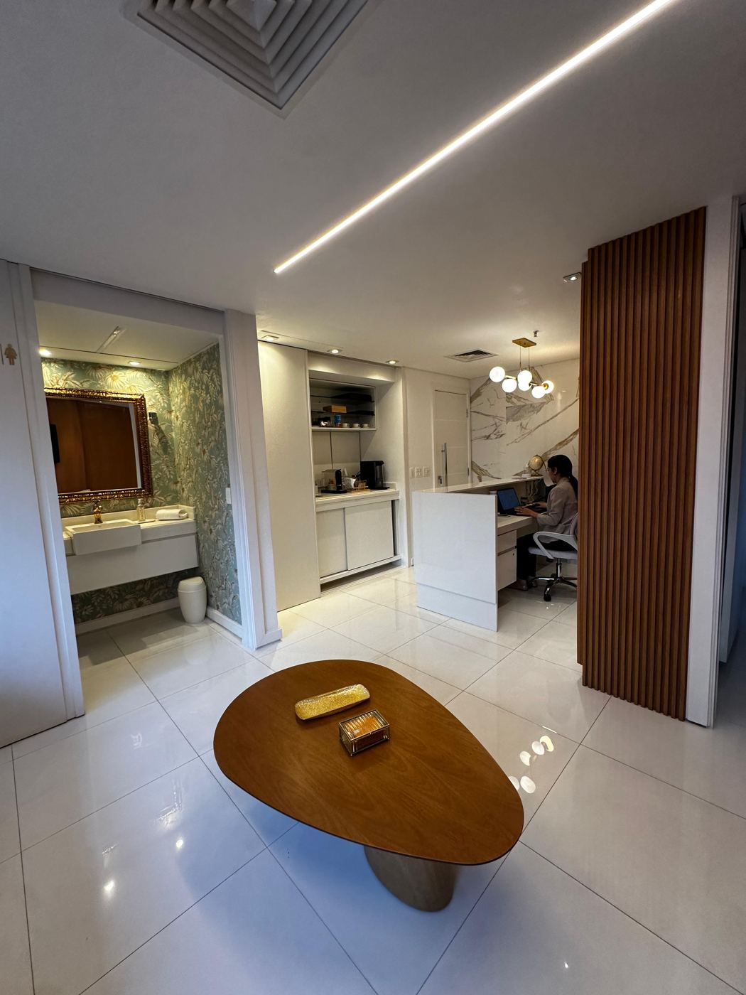 Recepção do consultório com a concierge, copa de café e lavabo