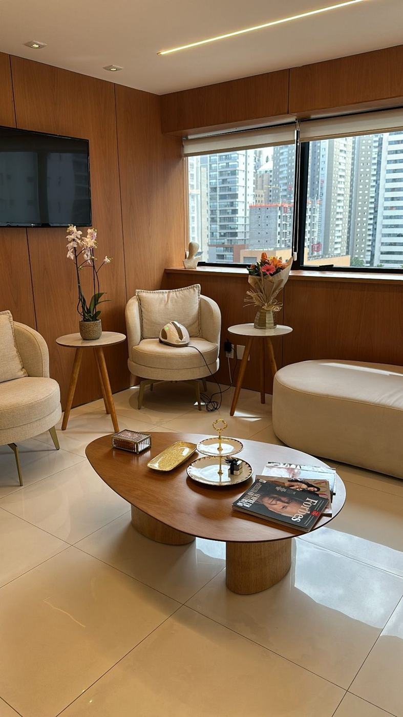 Sala de espera do consultório em Moema, com poltronas e café servido na mesa