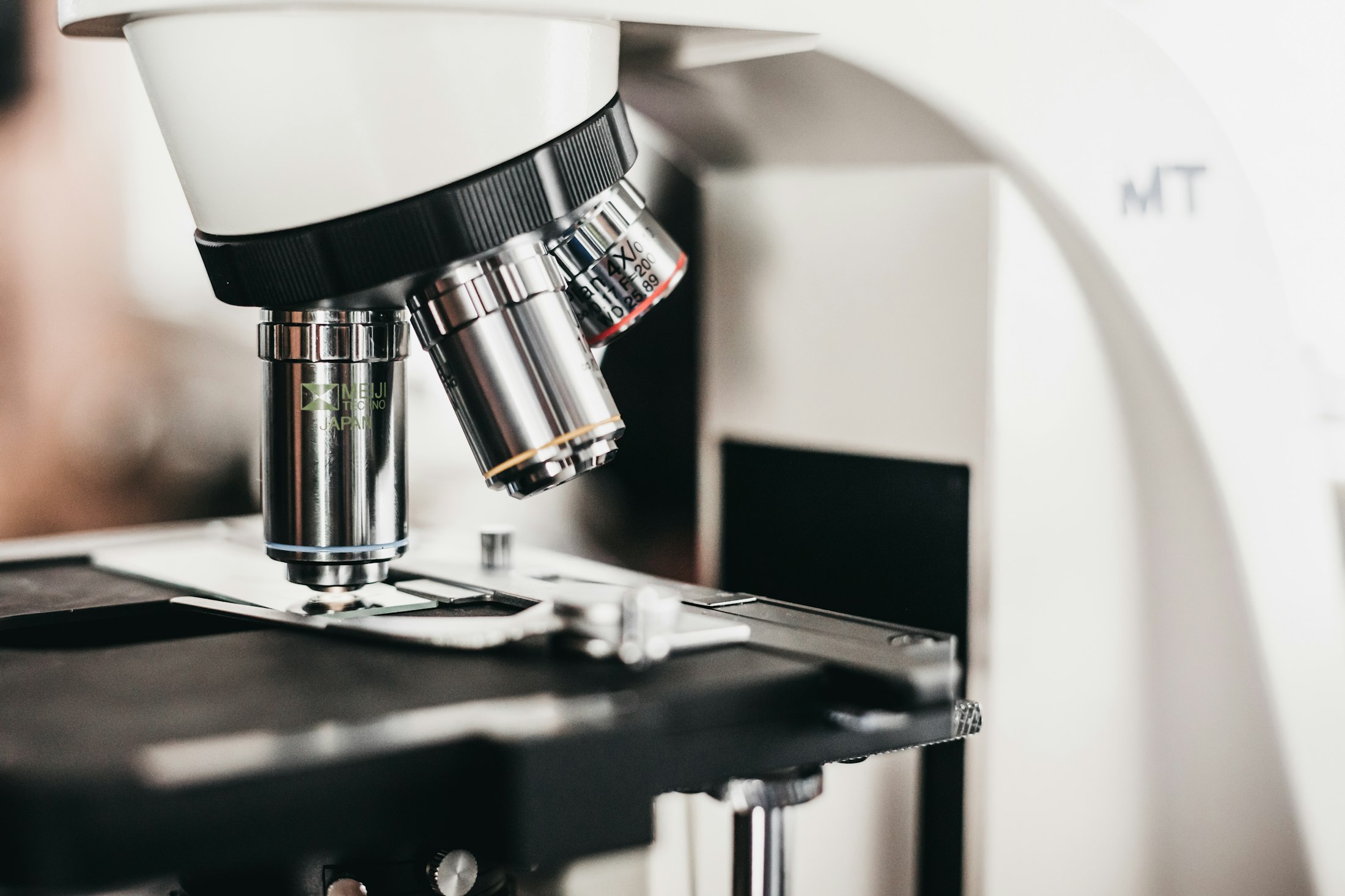 Microscópio de laboratório em ambiente claro